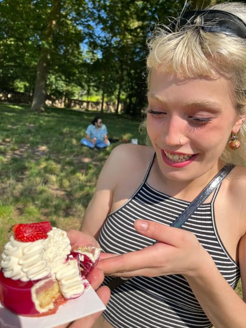 Versailles: Local & small-group Farmers' Market Food Tour - Timing, language, and group size