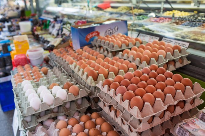 Vienna for Food Lovers: Cafés, Markets & Austrian Cuisine - The guides shape the experience