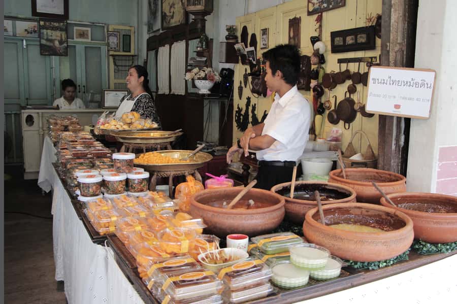 Weekend Amphawa Floating Market & Train Market Private Tour - What the $140 price means