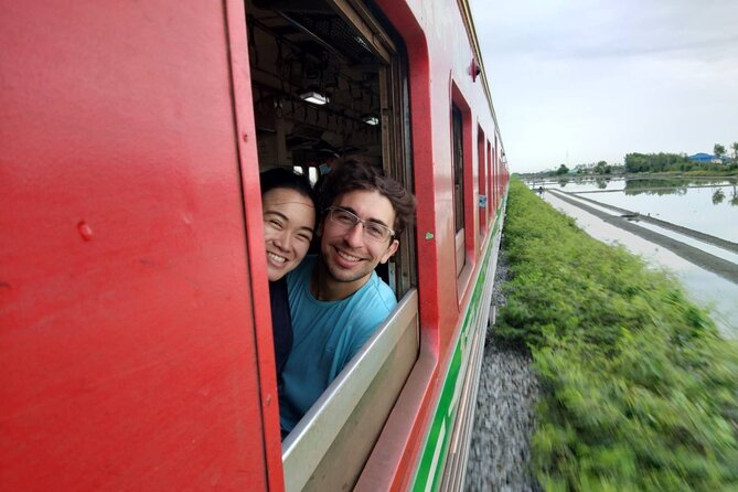 Wheelchair & Luxury Tour to Floating & Railway Markets - Guides who add value to a long day